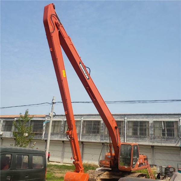 斗山挖機加長臂施工現場